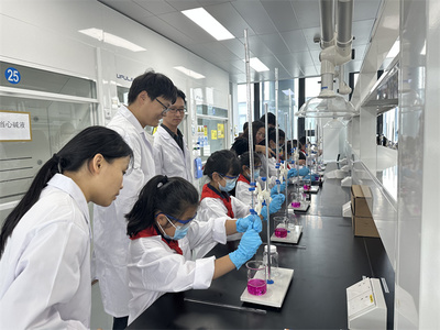 探秘新材料未来 青少年创新实验室里的科学初体验